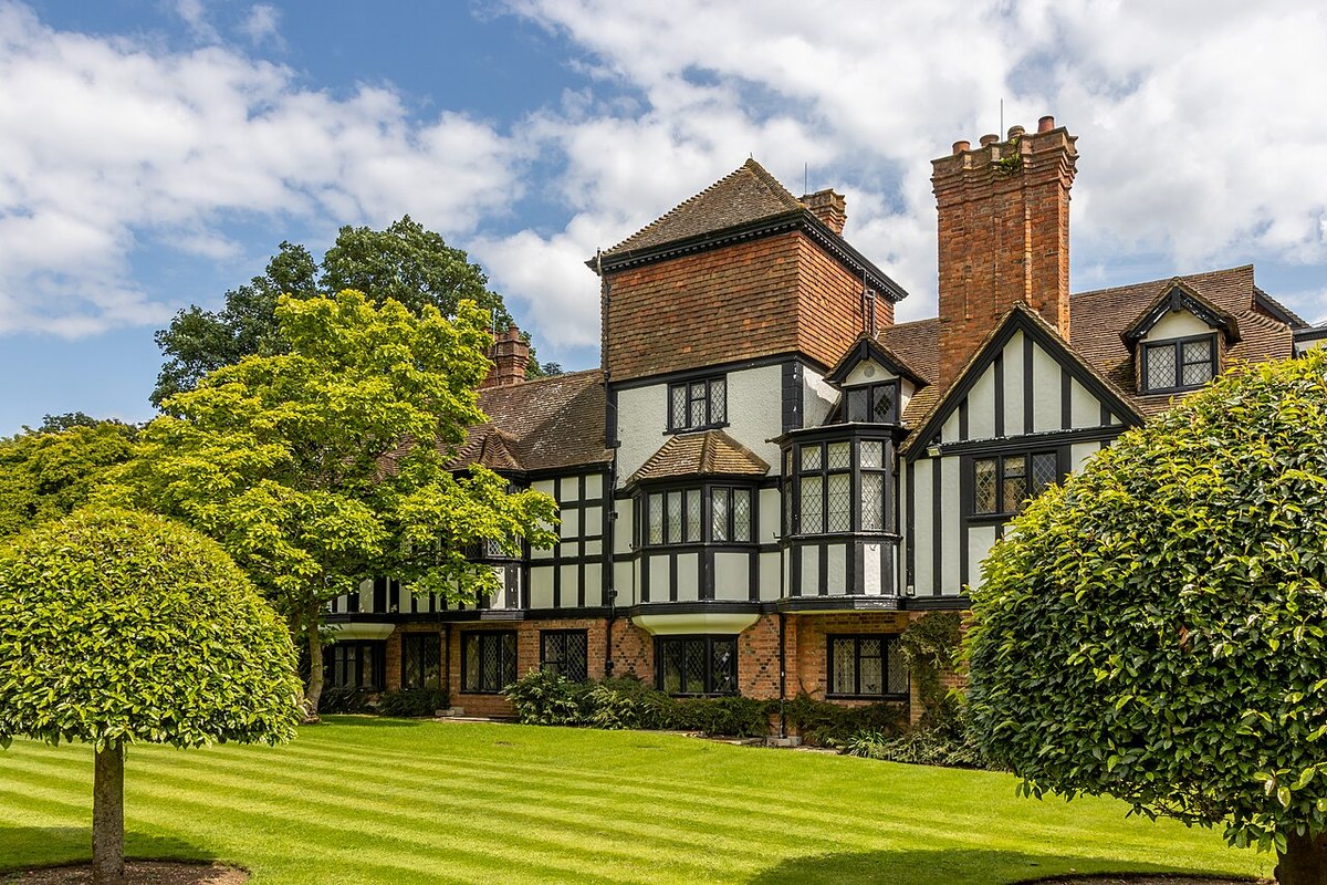 Ascott, further view